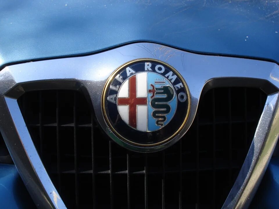 Знак альфа ромео. Alfa Romeo. Альфа Ромео эмблема. Альфа Ромео Лейба. Знак автомобиля Альфа Ромео.