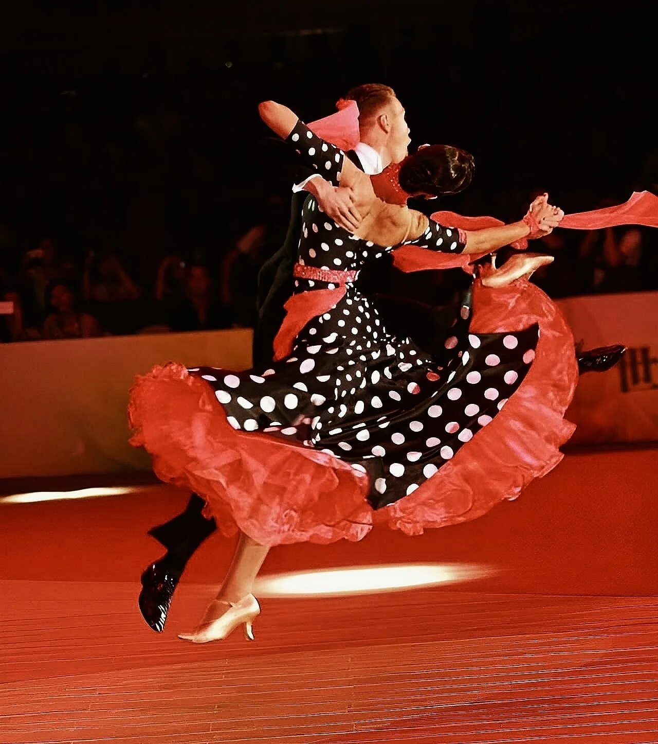 Квик степ танец бальные танцы. Спортивные бальные танцы стандарт. Разновидность быстрого фокстрота 8. Квикстеп бальные танцы. Фокстрот танец.