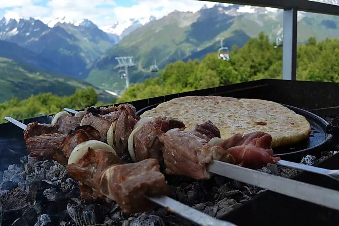 Шашлычная защитников кавказа. Шашлык машлык Кисловодск. Архыз шашлыки. Фиагдон горы шашлык. Шашлык в горах.