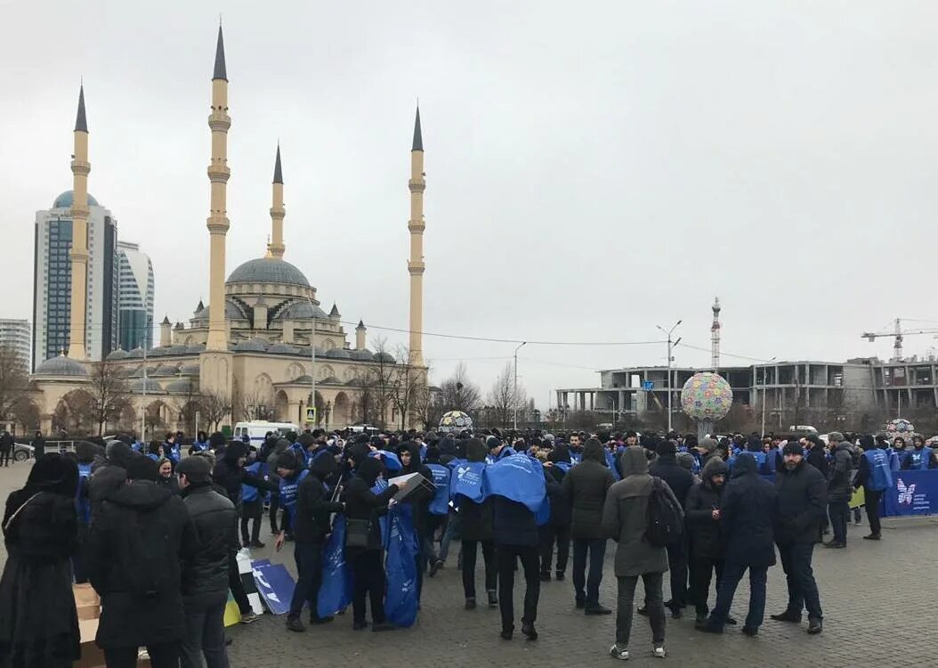 Погода в грозном на часы. Климат Грозного. Человек перед мечетью в Грозном. 2019 Год Грозный. Город на сегодняшний день Грозный.