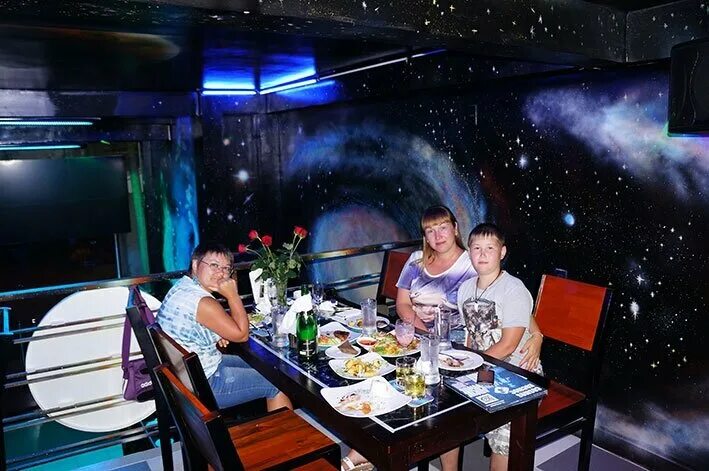 кафе рядом с космосом. норд космическое кафе. кафе рядом с космосом. кафе в космическом стиле. кафе космонавтики.