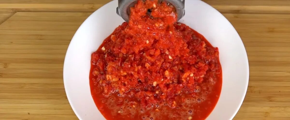 Перец на зиму рецепты через мясорубку. Острый перец через мясорубку. острый перец на зиму на мясорубке. аджика острая через мясорубку.