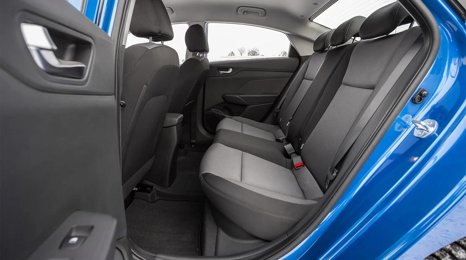 Заднее сиденье хендай солярис. Hyundai Solaris 2017 задний ряд.
