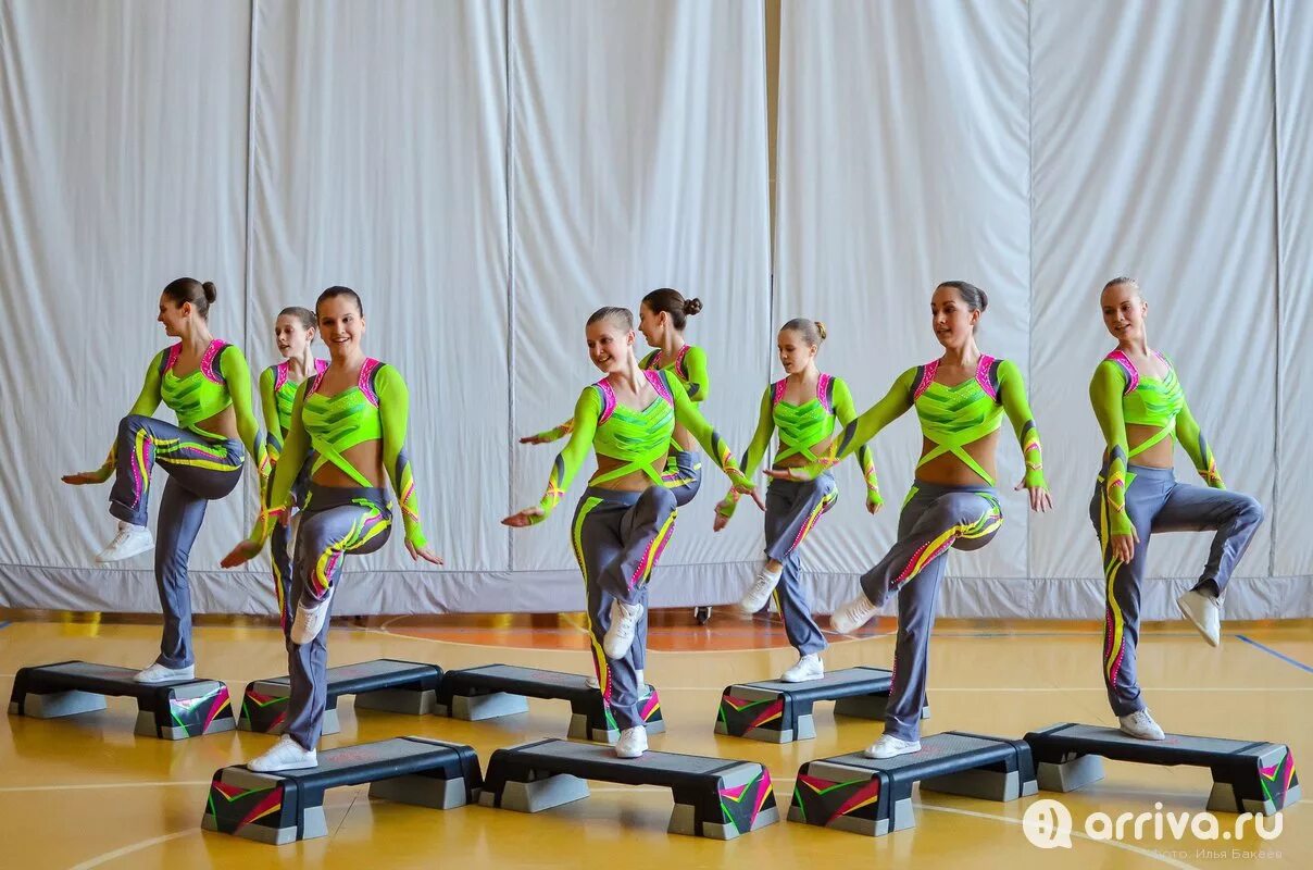 Аэробика школьники. Садик 162 акварелька чебоксары. Аэробика конкурс. Спортивная фитнес аэробика. Костюмы по фитнес аэробике.