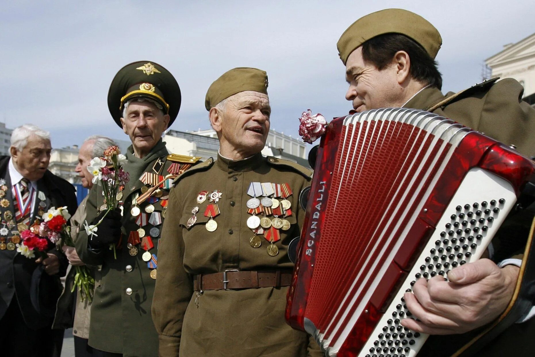 Военные песни спеть. Солдат с гармошкой. Ветеран с гармонью. С днем Победы гармонь. Композиция ко Дню Победы.