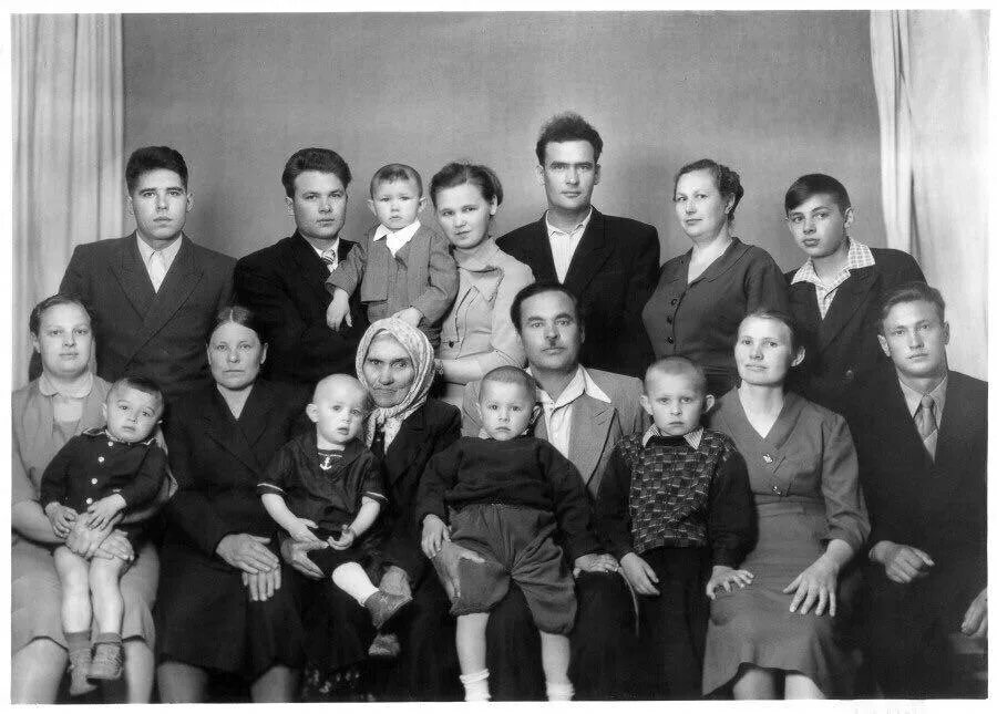 Семья советских семь детей. Старые семейные фотографии. старые групповые фотографии. семья ссср. большая семья ссср.