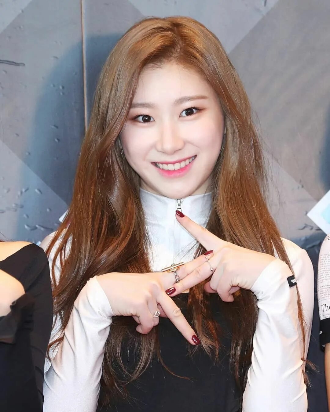 Сестры черен из итзи. Чэрён Itzy. Itzy Chaeryeong. Chaeryung Itzy. Черён из Itzy.