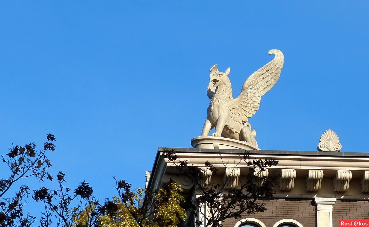 грифоны петергоф. грифон статуя михайловский дворец. грифон статуя питер. кузьминки мост с грифонами. грифоны москва.
