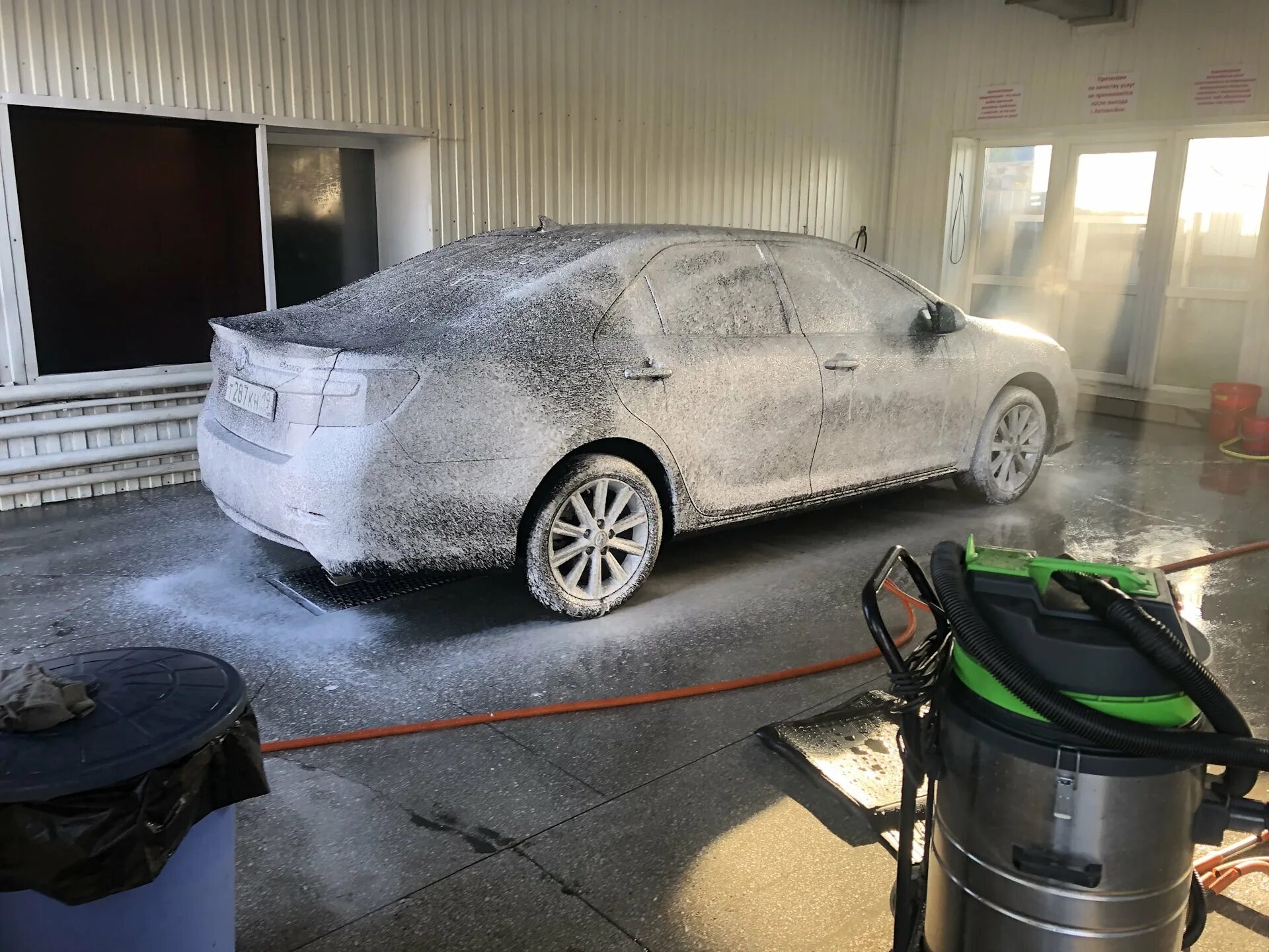 Мойка автомобиля зимой. Toyota camry moyka. camry 2025 moyka. мойка машины. самостоятельная мойка автомобиля.