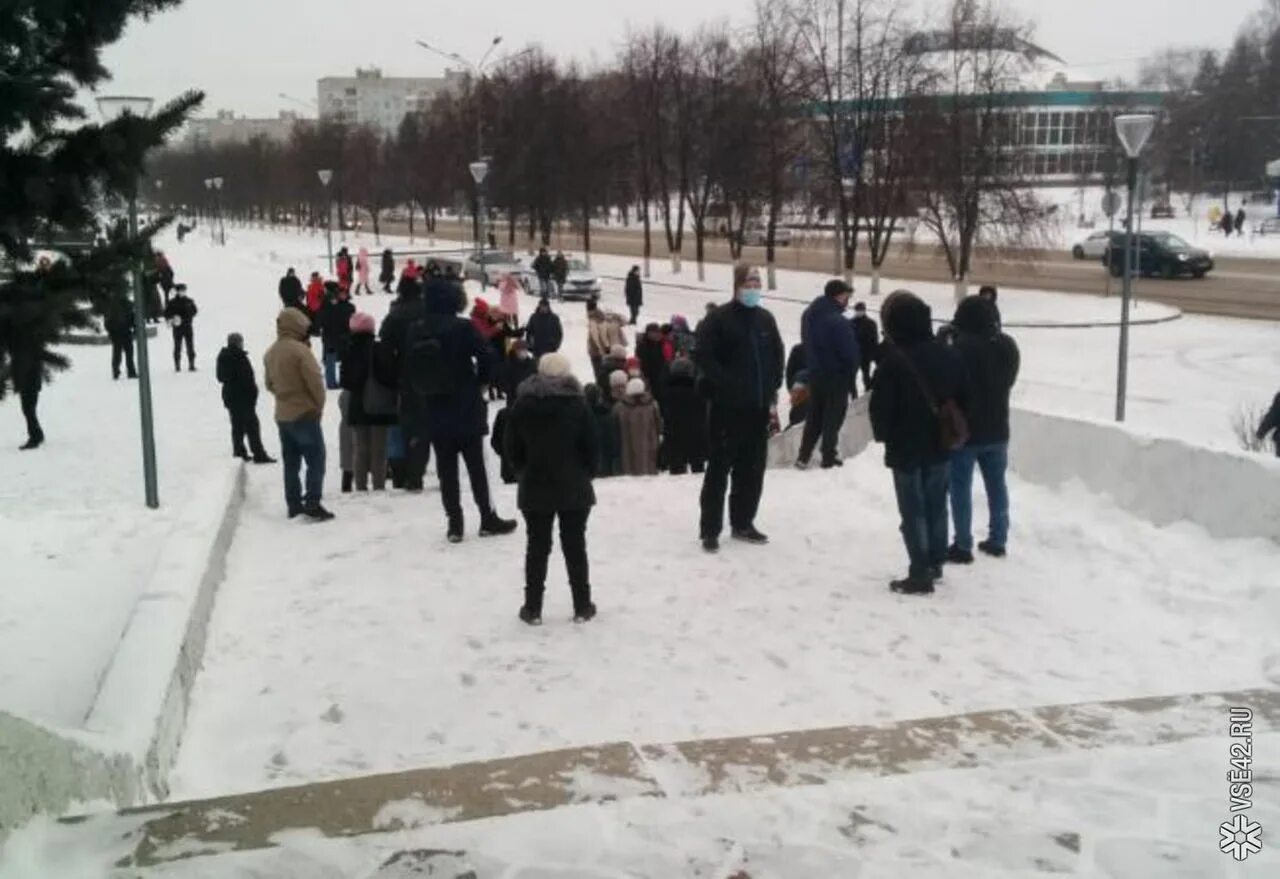 Новокузнецк 6.03.2022 митинг. Покровский парк стихийный митинг. Митинг возле администрации Новопсков. Новокузнецк митинг 06 03.