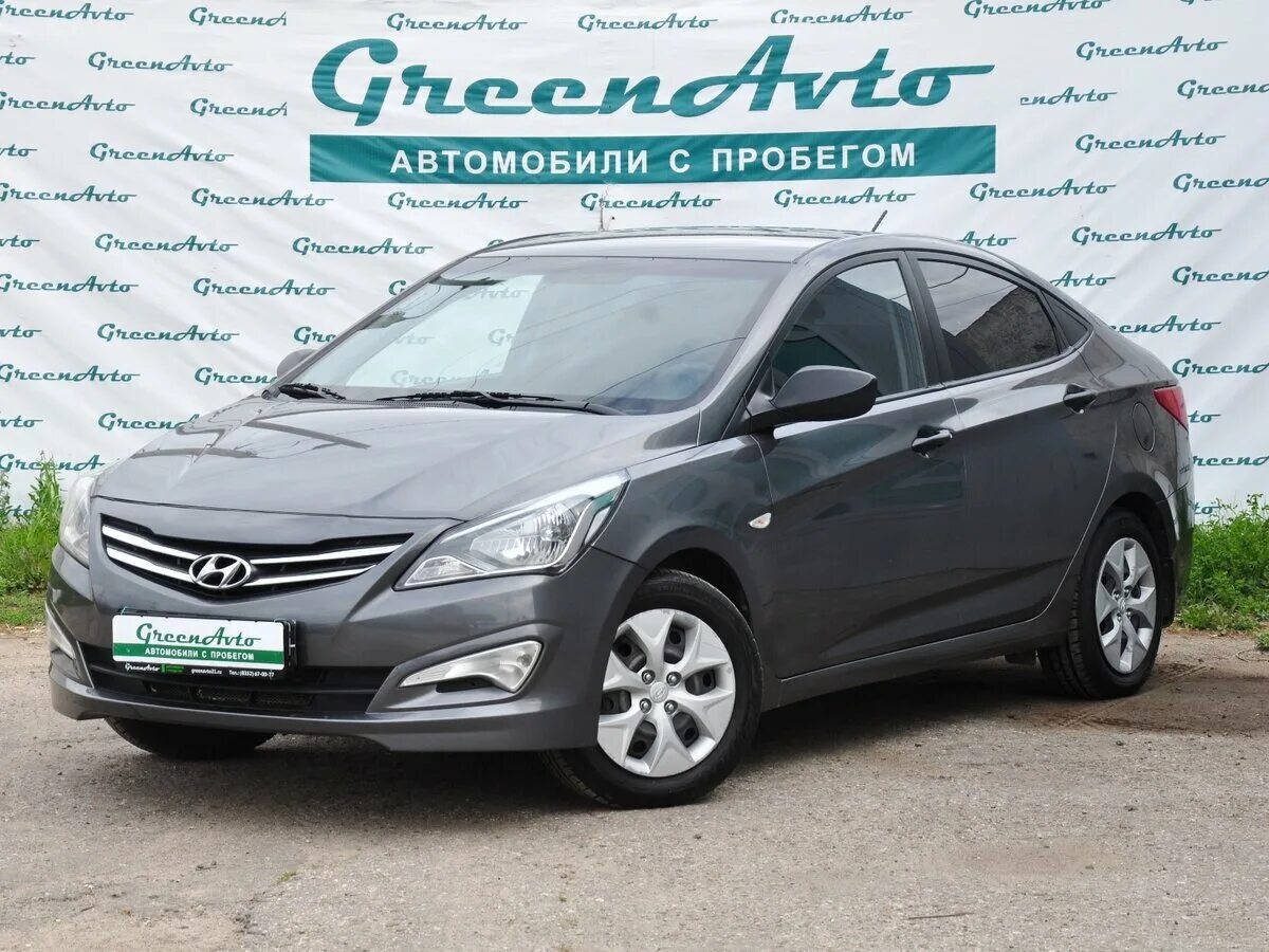 Хендай Солярис 2014 седан. Hyundai Solaris 2015 1.4 at хэтчбек серый. Hyundai Solaris i Рестайлинг серый с пробегом. Серебристый седан Hyundai Solaris i Рестайлинг 1.4 at (107 л.с.).