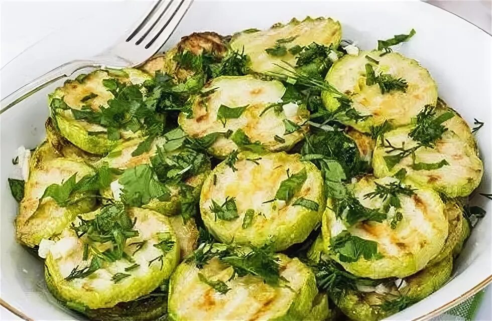Жареные кабачки с чесноком и майонезом. Жареные кабачки с чесноком. Чистка кабачка. Жарим кабачки на сковороде кружочками. Жареные кабачки кружочками калорийность.