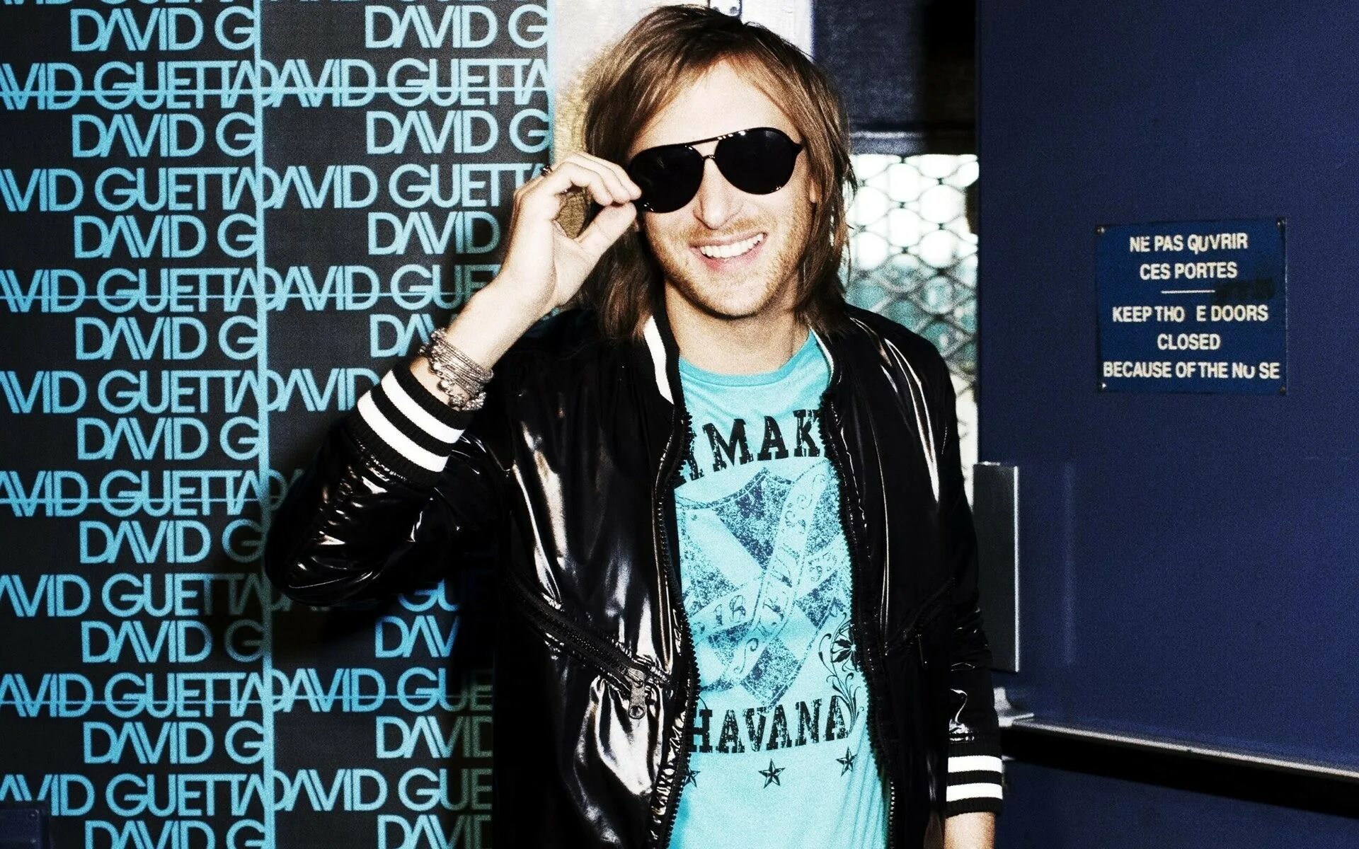 David guetta world is. David guetta. david guetta 2000. дэвид гетта в очках. david guetta в очках.