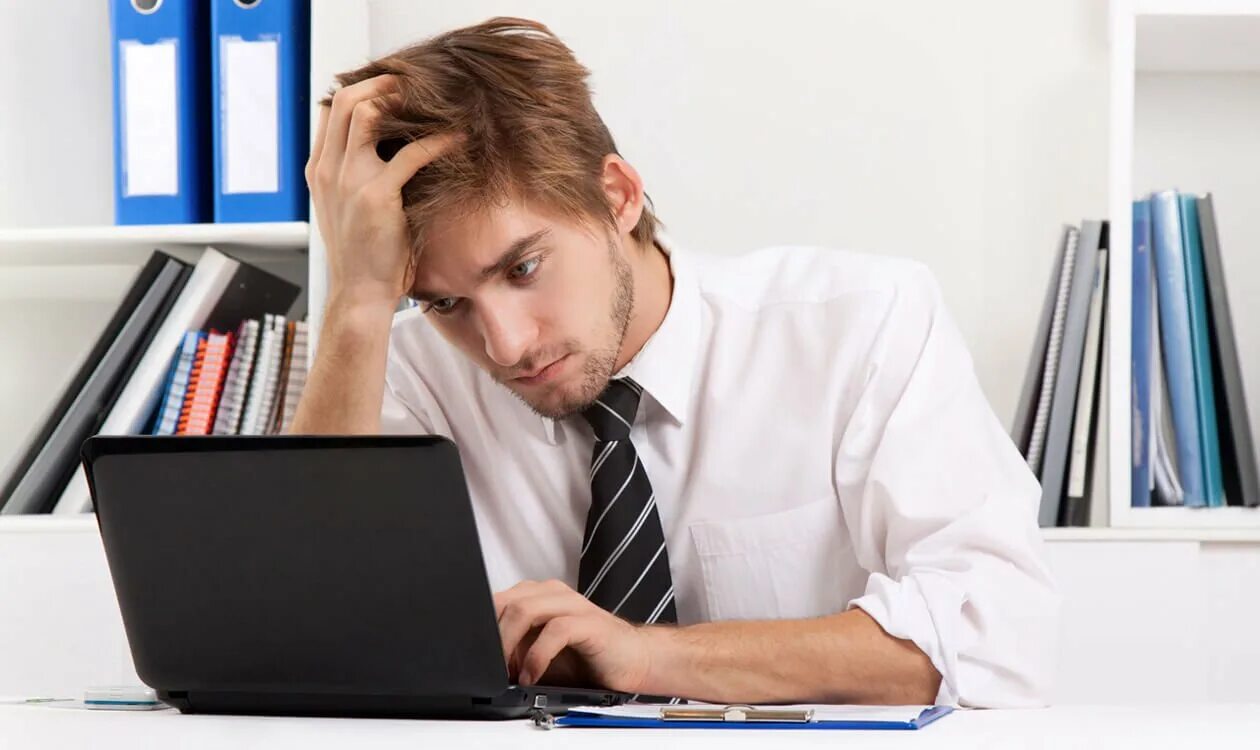 Устал от телефона. Человек за компьютером. Человек перед компьютером. Уставший человек в офисе. Компьютеры над людьми.