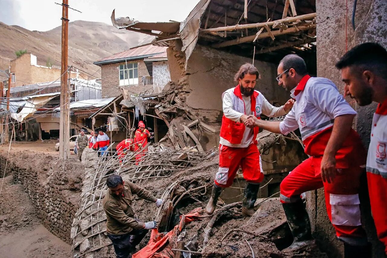 Ликвидация последствий наводнения. Наводнение в Иране. Иран люди. Село Иран. Ситуация в иране 2024