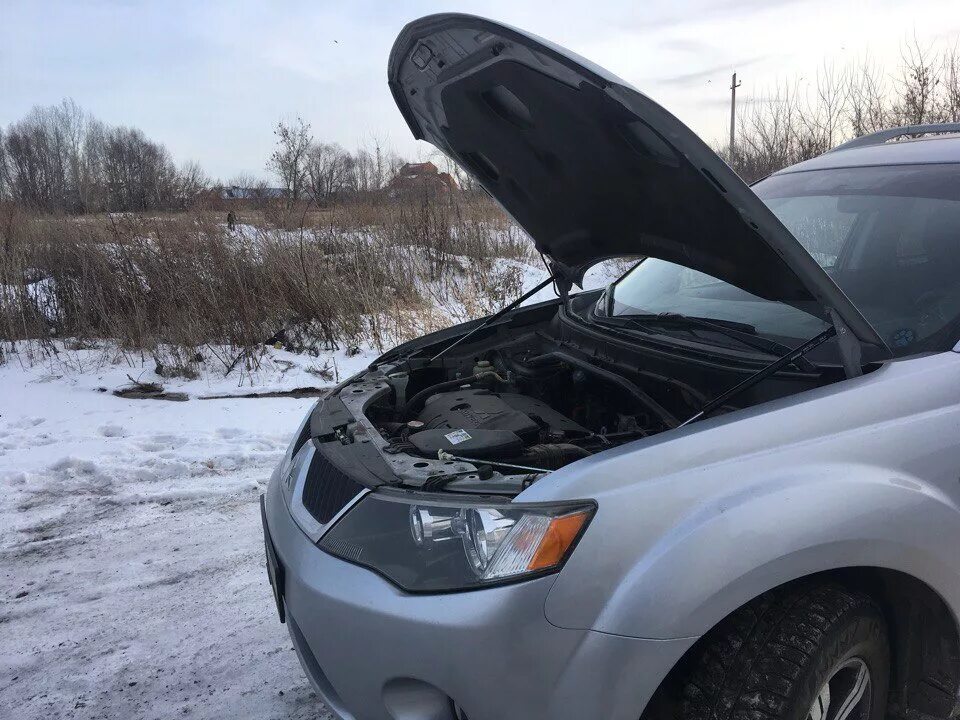 Капот аутлендер хл. Упоры капота Outlander XL. Амортизатор капота Mitsubishi Outlander 2019. Капот Outlander XL. Газовые упоры капота Митсубиси Аутлендер XL 2008.