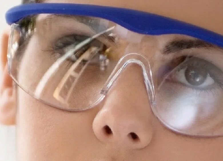 Тест защитных очков. Защитные очки на производстве. Защитные очки на очки. Защитные очки для глаз на производстве.