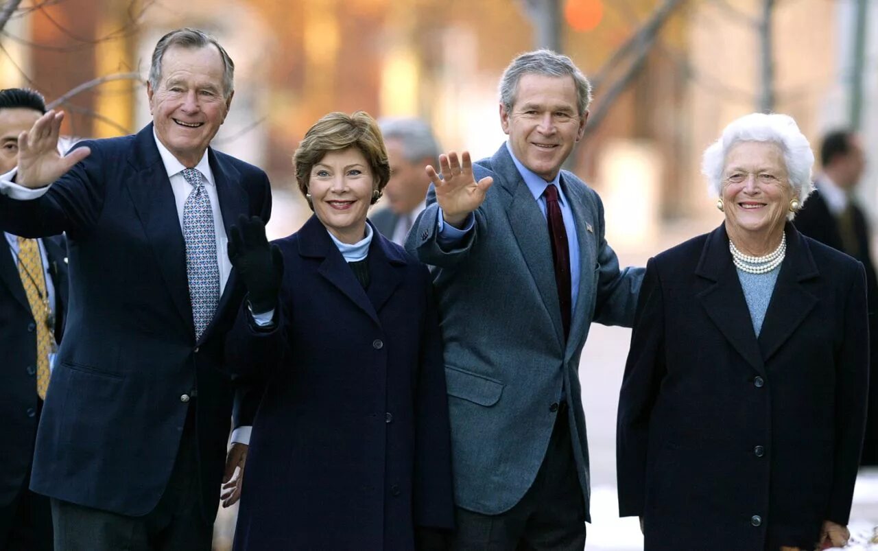 Жена буша старшего. Джордж Уокер Буш с семьей. Джордж Буш семья. Джордж Буш младший 2023.