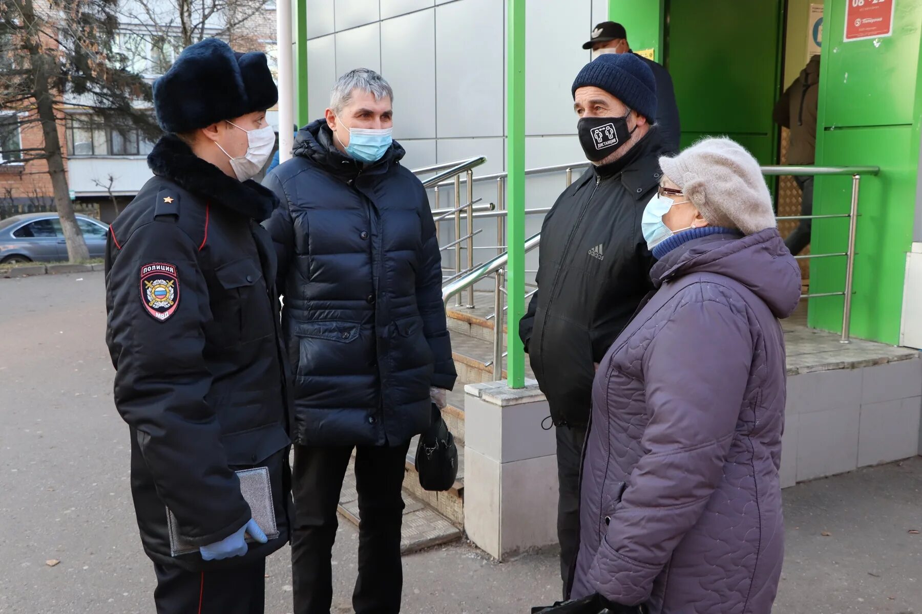 Беседа с полицией. Беседа участкового с гражданами. Полиция и граждане. Профилактическая беседа УУП. Беседа с участковым