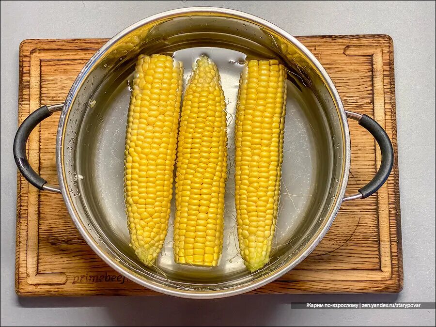 Кукуруза. Вареная кукуруза. Вареная кукуруза в кастрюле. Кастрюля для варки кукурузы. Кукуруза вареная в початках