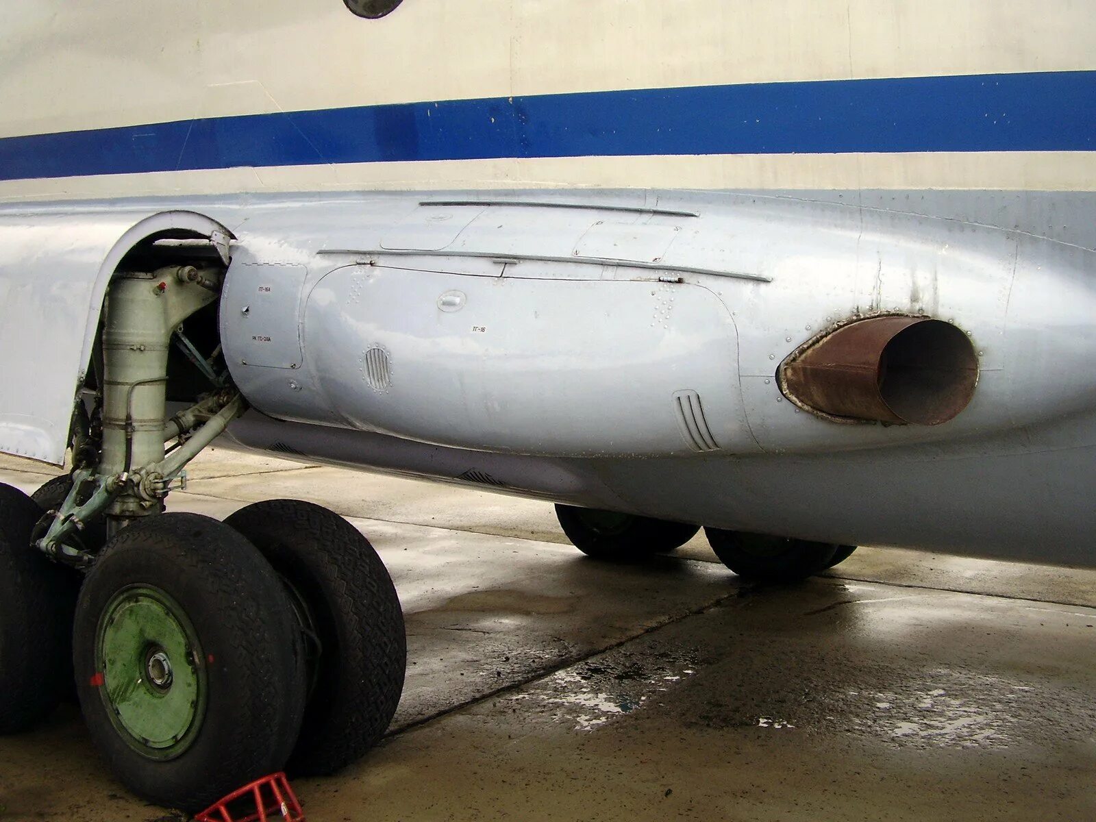 Бе-12 шасси. Передняя опора шасси ан-24. Шасси ан-12. Ан-12 грузовой люк. Ан-72 шасси.