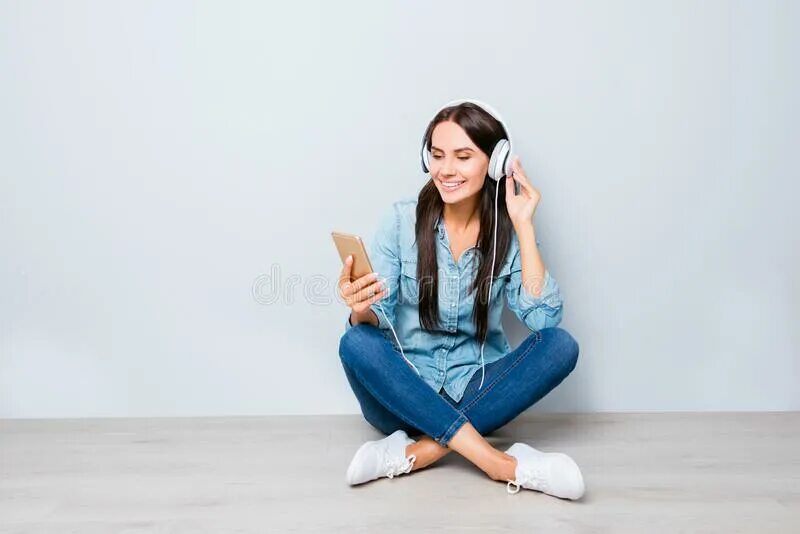 On the floor listen. Счастливая девушка сидит. Девушка сидит на полу. Девушка сидит на полу счастливая. Счастливая девочка сидит.