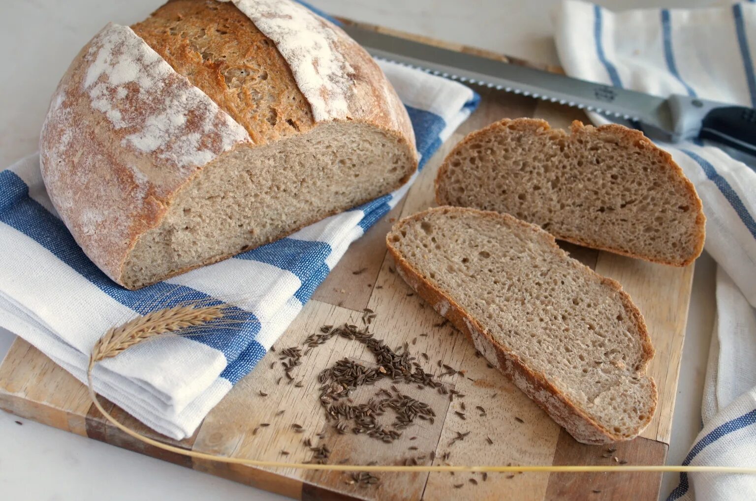 Ржано-пшеничный хлеб. Хлеб ржано-пшеничный с тмином. Серый ржано пшеничный хлеб. Пшенично-ржаной хлеб.