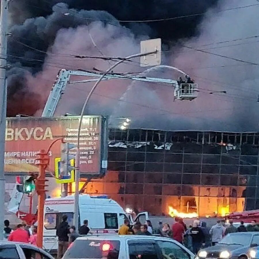 Какой пожар в кемерово. Пожар в автосалоне Кемерово. Автосалон Хендай пожар в Кемерово. Пожар в Кемерово сейчас. Горит ТЦ В Кемерово.