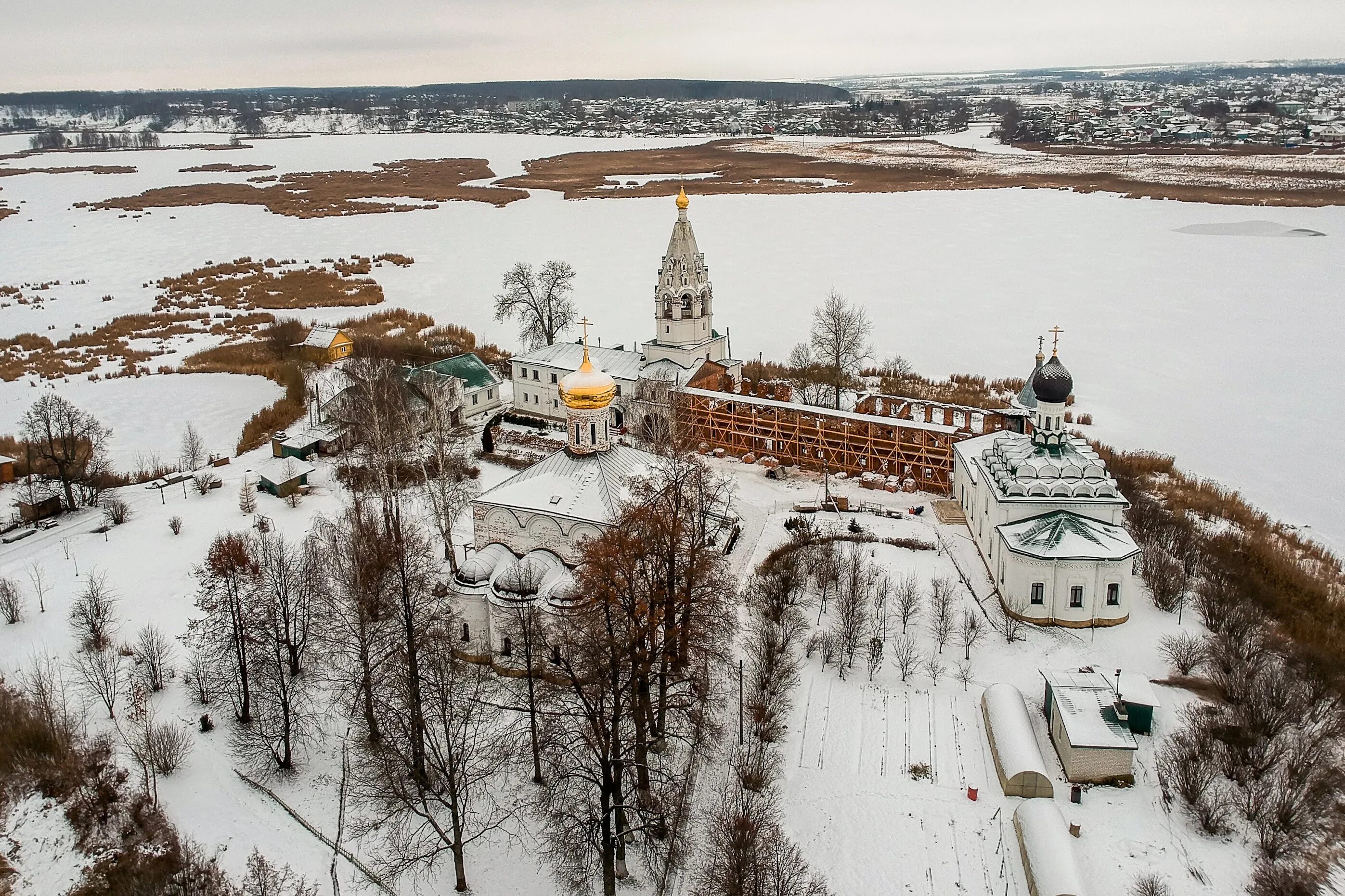 Свято троицкий нижегородская область. Островоезерский монастырь в Ворсме. Троицкий Островоезерский монастырь. Ворсма озеро Тосканка монастырь. Монастырь Ворсма Нижегородская область.