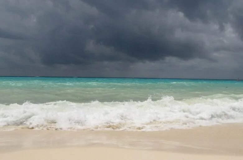 Rain beach. Дождь на пляже. Бали пляж в дождь. Море пляж дождь. Песчаный пляж в дождь.