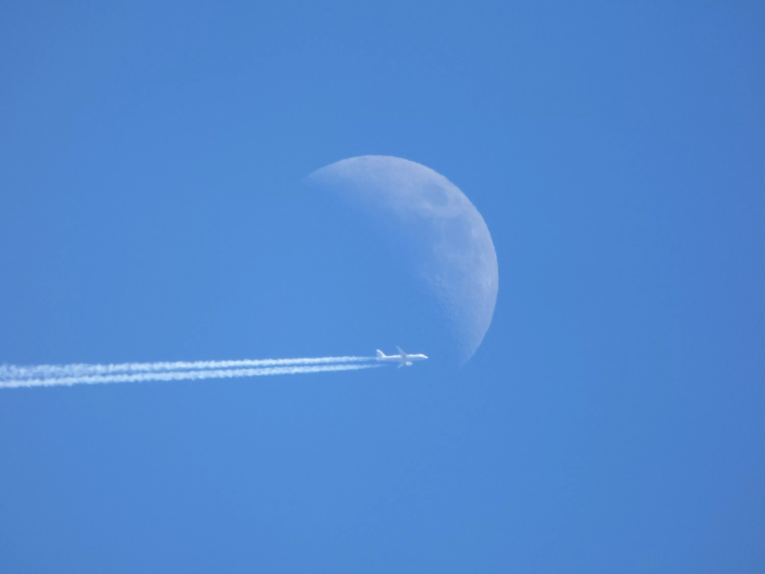 Самолет в небе. Самолёт высоко в небе. Самолет в небе с земли. Самолет в небе вид с земли.