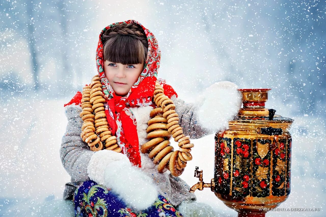Девушка с самоваром. Фотосессия детей зимой в русском стиле. Детский фотопроект Масленица. Фотосессия в стиле Масленица. Фотосессия в русском народном стиле.