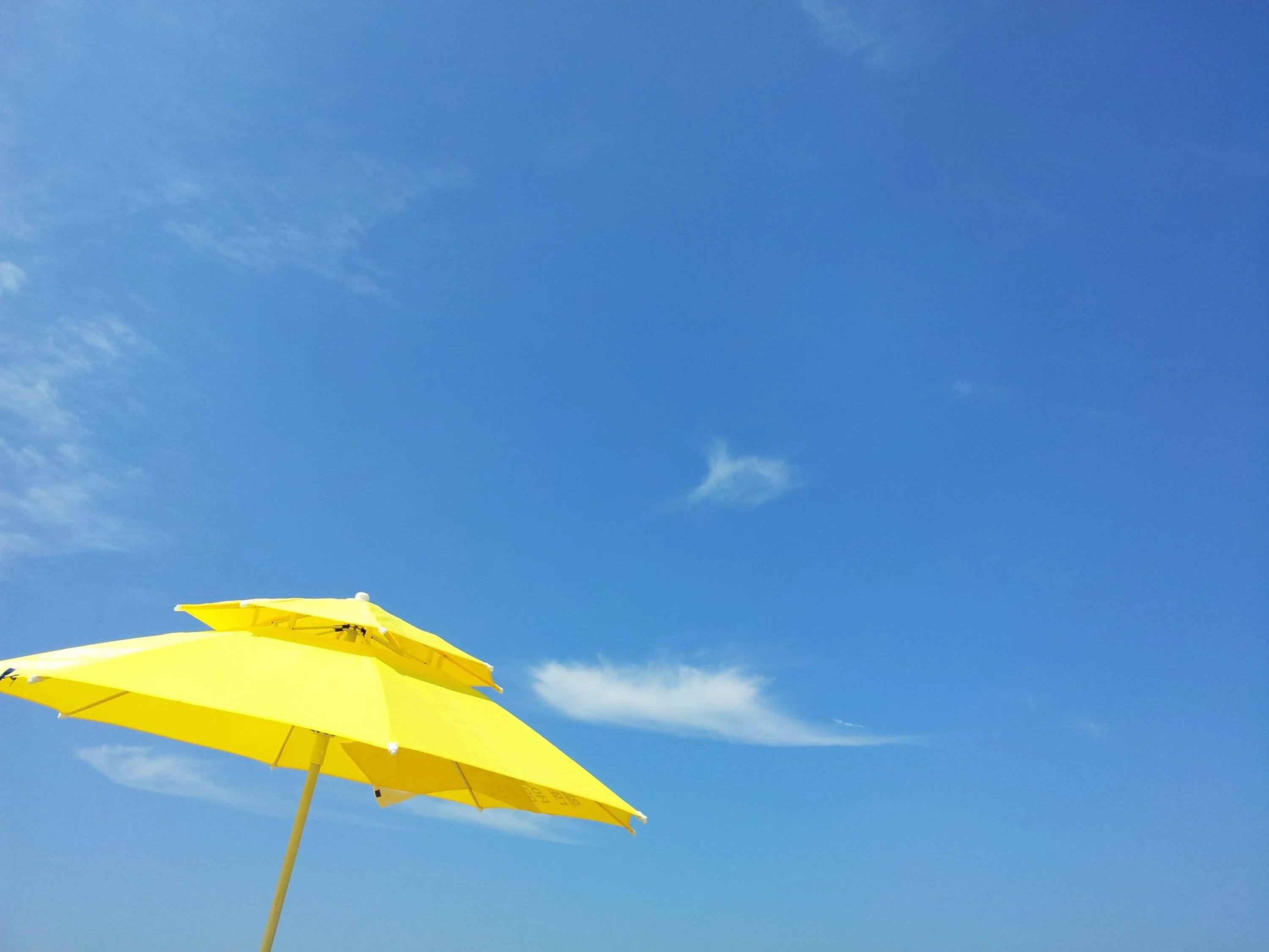 Зонтик небо. Зонт голубой. Пляжный зонт на море. Зонт "голубое небо". Голубые зонтики на пляже.