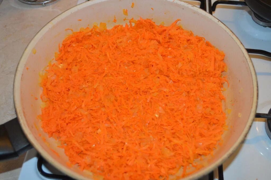 Начинка из печени с морковью. Печеночная морковь это. Торт из куриной печени рецепт с фото пошагово с морковью и луком. Печёночные оладьи слоями рецепт с морковью и луком морковь через бол.