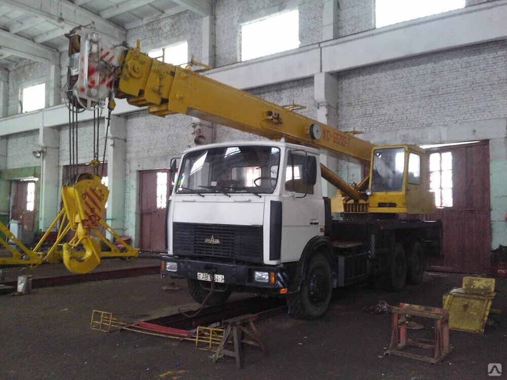Обслуживание автомобильных кранов. Монтаж промышленного оборудования. Ремонтный бокс для автокрана. Монтаж грузоподъемного оборудования. Обслуживание автомобильных кранов.