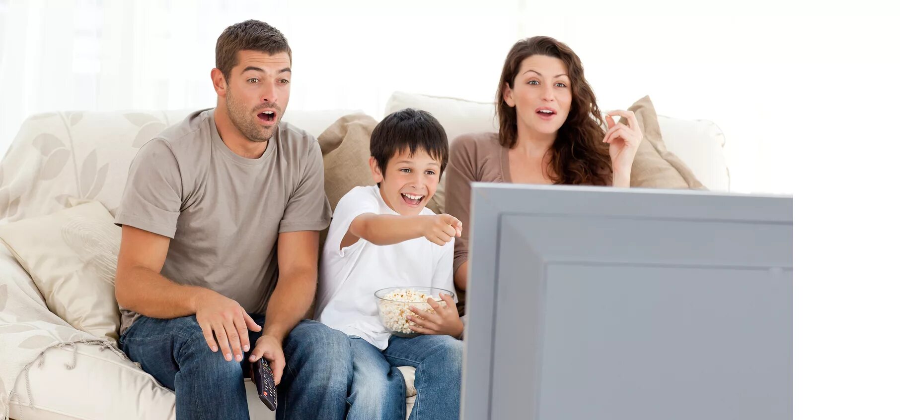Семья у телевизора. Семья на диване перед телевизором. Семья смотрит телевизор. Счастливая семья у телевизора.
