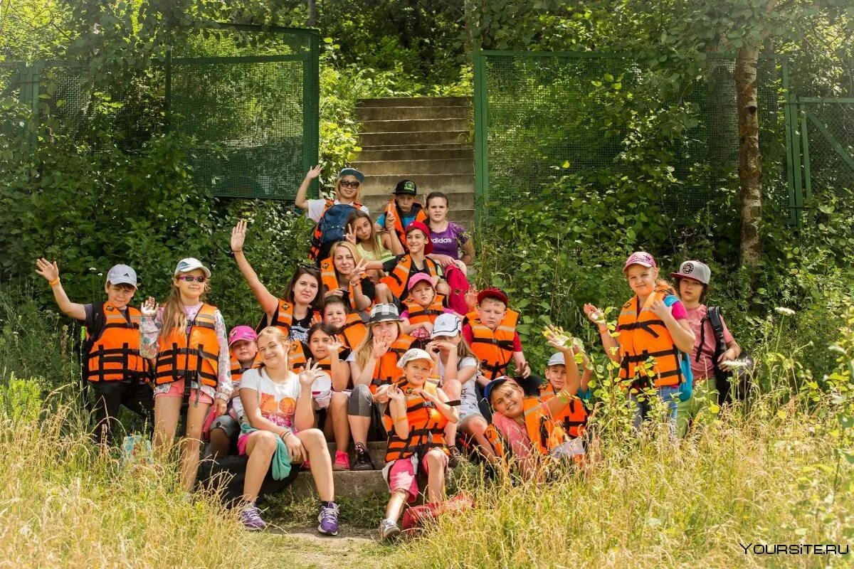 Покажи дол. Детский лагерь Forest Camp Липецк. Форест Кэмп лагерь Липецк. Лагерь Липецк Форест Кэмп домики. Лагерь Forest Camp Липецк комнаты.