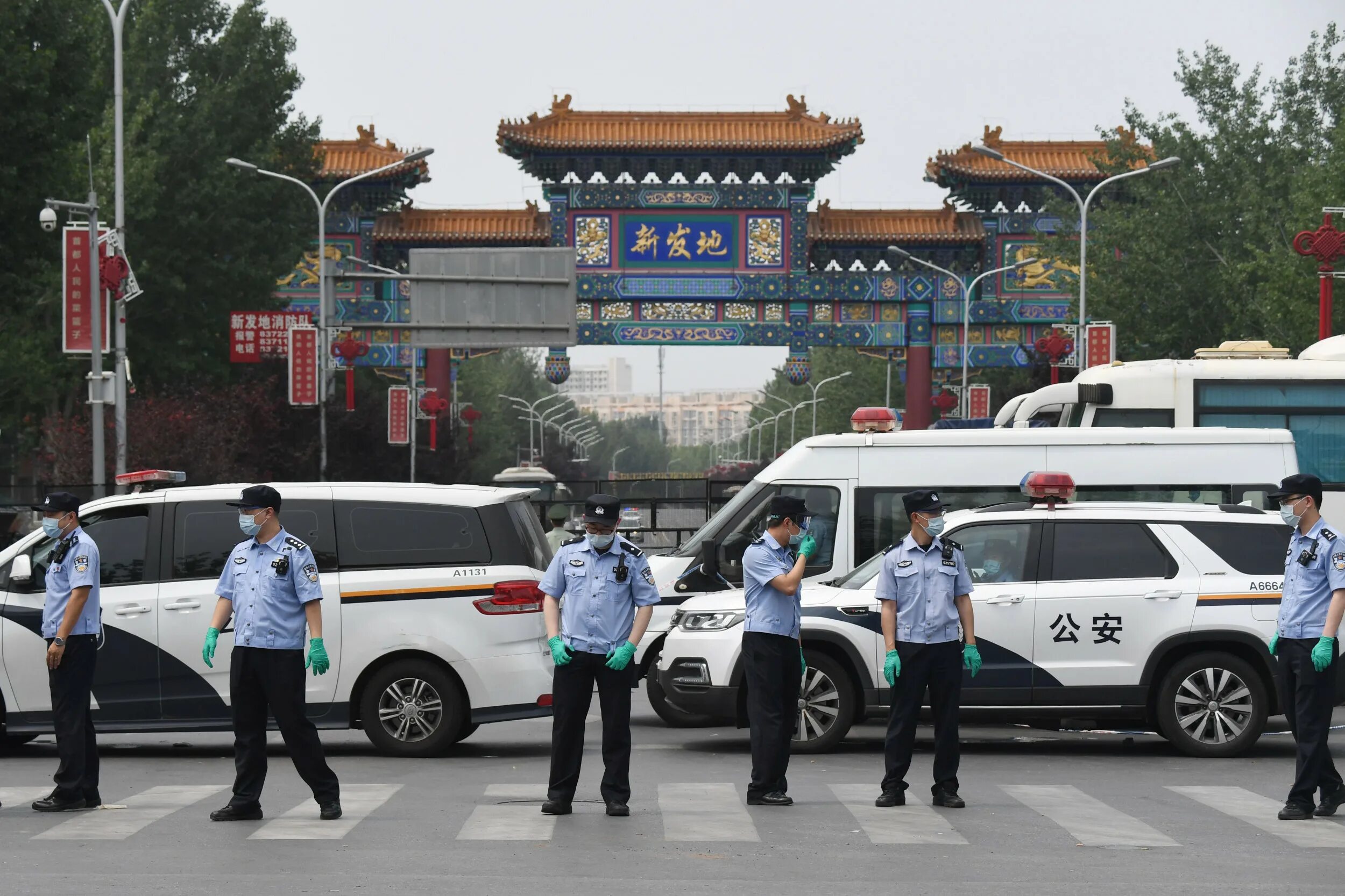 Полиция Китая. Китайцы в городе. Въезд в Китай. Новые китайские города. Заезды в китае