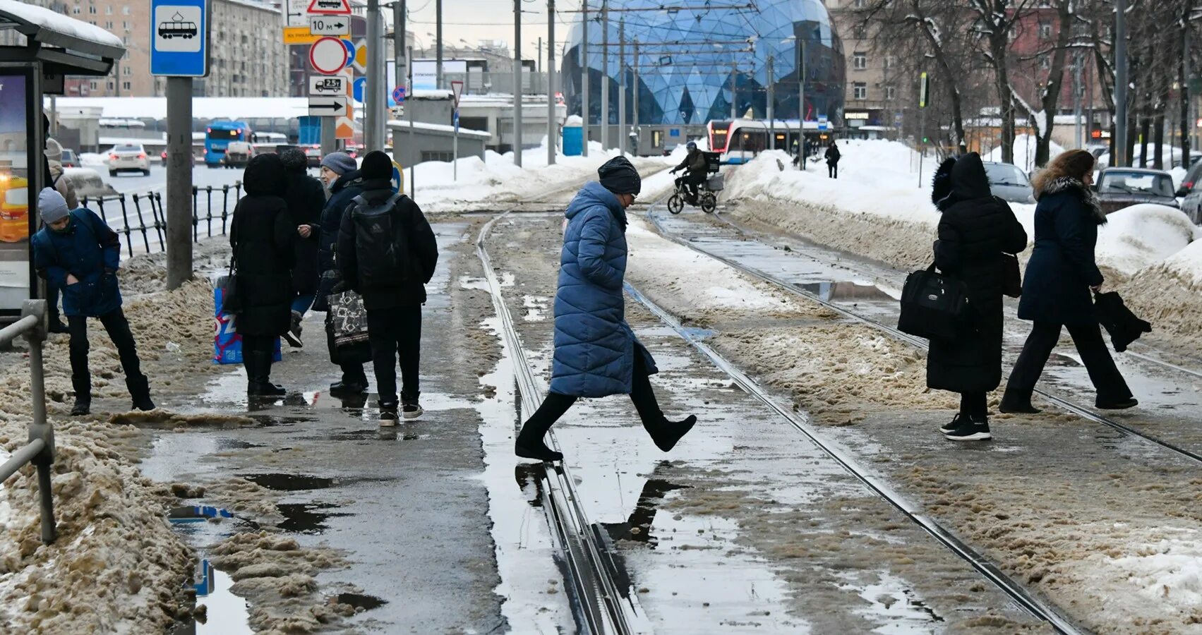 Погода в москве на 14 апреля. Оттепель в Москве. Оттепель в городе. Оттепель зимой в Москве. Снег в Москве.