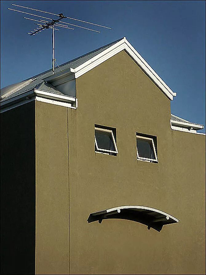 Смешные фасады домов. Маскарон горгона. Маскарон дом зингера скульптура. Круглые окна в архитектуре. Барельеф на фасаде.