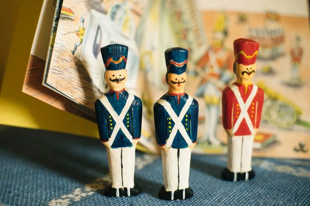 Марш деревянных солдатиков чайковский. Деревянные солдатики. Игрушка "солдатик". Деревянный солдатик игрушка. Оловянные солдатики чайковский.