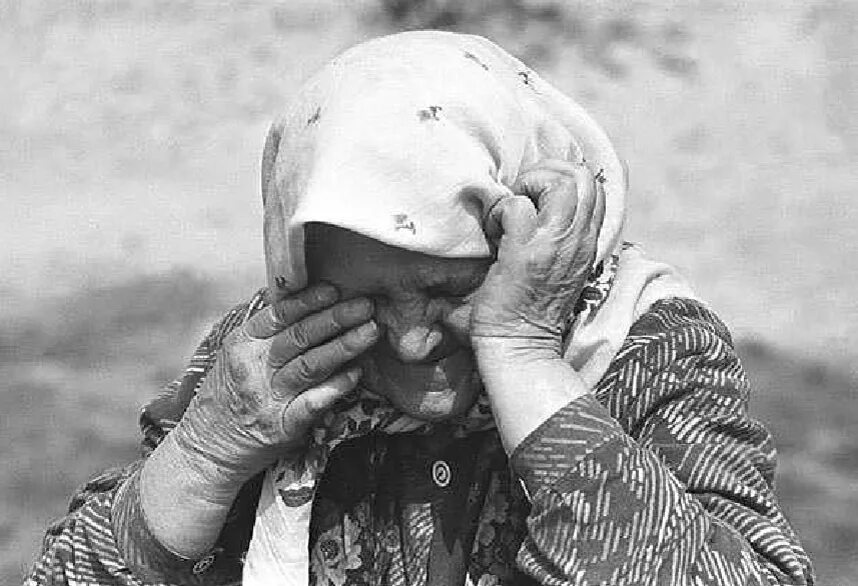 Плачущая мать. Слезы матери. Плачущие женщины на войне. Старые обиды давние надежды все зашевелилось