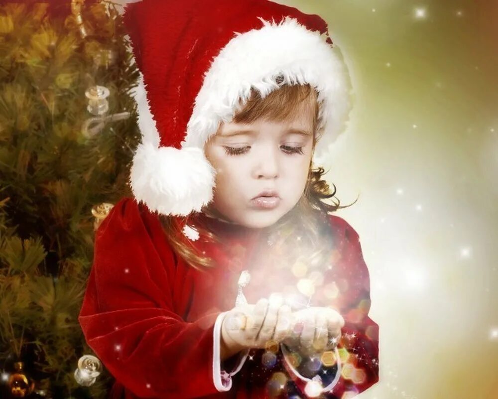 Девочка под елкой. Елка для детей. Пора загадывать желания на новый год. Новогодние мечты. Загадывание новогодних желаний.