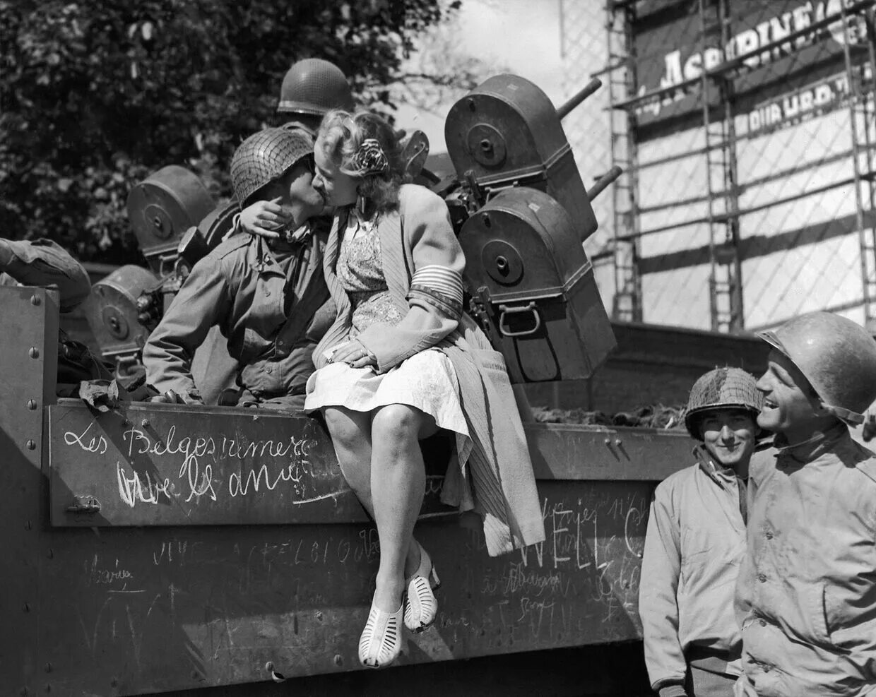 Вторая мировая пипл. Немки в Германии в 1945 и советские солдаты. Женщины второй мировой. Женщины солдаты второй мировой.