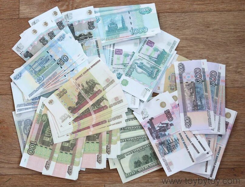 10 тысяч рублей разменянные по 100. Сто рублей в руке. Купюры рубли на белом фоне. Купюры рубли на белом фоне. Поменять мелкие купюры на крупные.