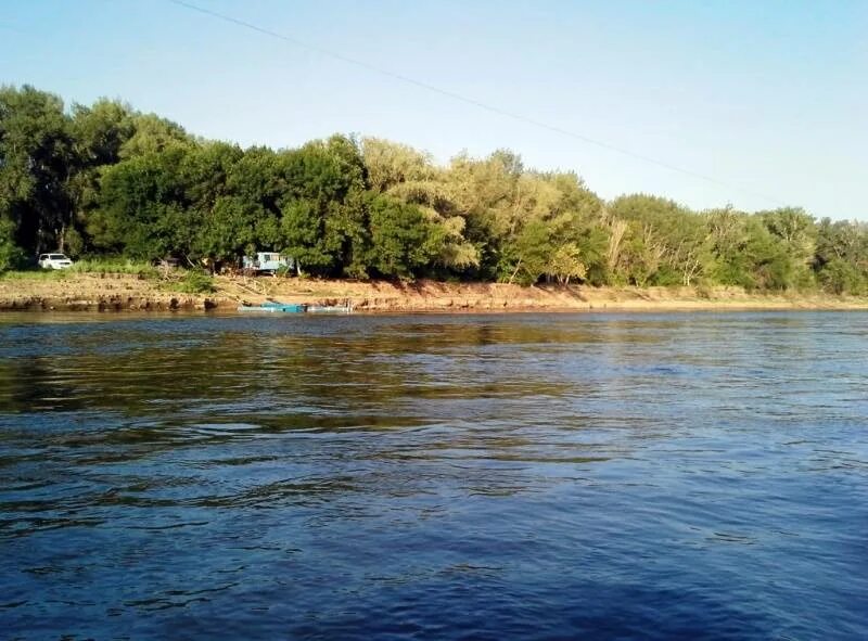 Вода в реке астрахань. Астрахань берег Волги. Астрахань река Ахтуба. Кемпинг на Ахтубе. Ахтубинск берег Волги.