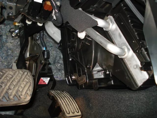 Вентилятор печки на nissan x trail t 30. Система отопления ниссан х-трейл т30. Как снять печку x trail. X-trail t31 педальный узел. Регулятор направления воздуха ниссан х-трейл.