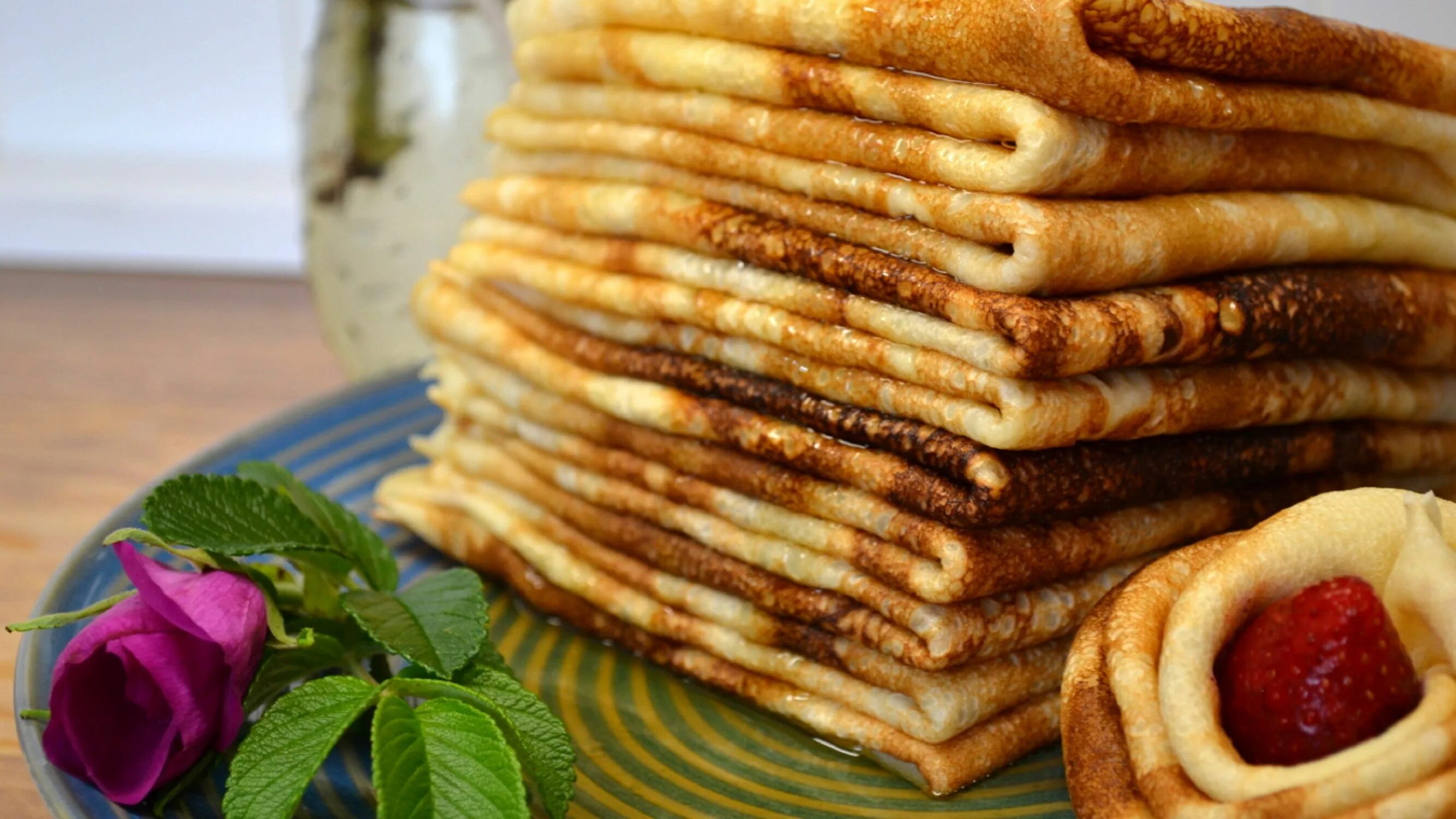 Рецепт нежных блинчиков на кипятке. Блинчики. Вкусные блины. Блины на кефире. Блины нежные.