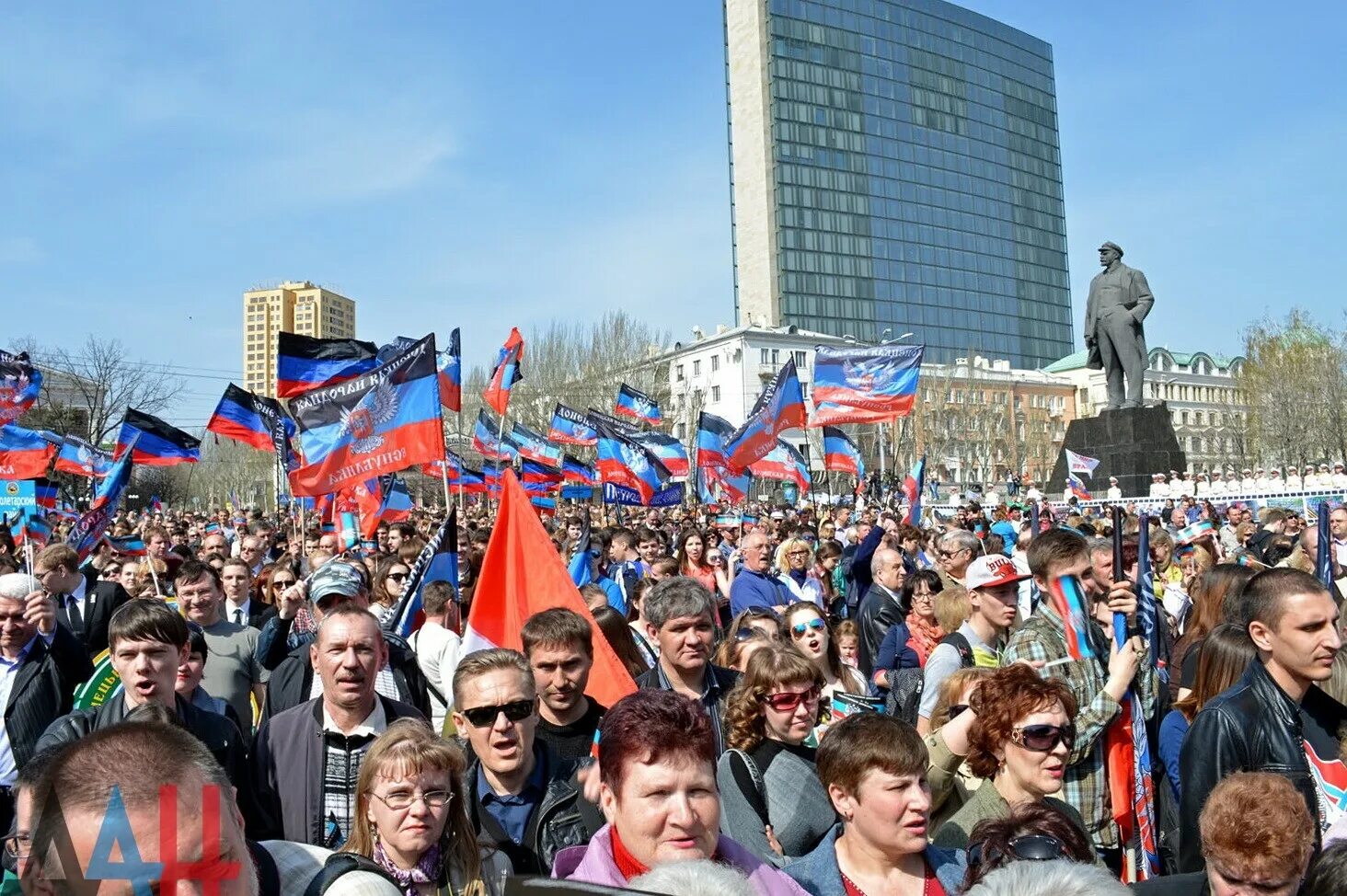 Много русскоговорящих. Харьков в 2014 год пророссийский митинг. Харьков пророссийские митинги 2022. Референдум в Донецке 2014.