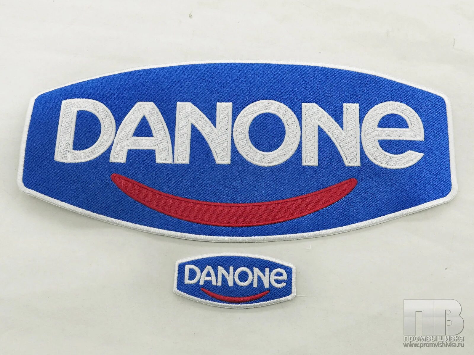 Срочный логотип. Данон лейбл. Фирменная нашивка с логотипом. Danone логотип. Шеврон брендированной.